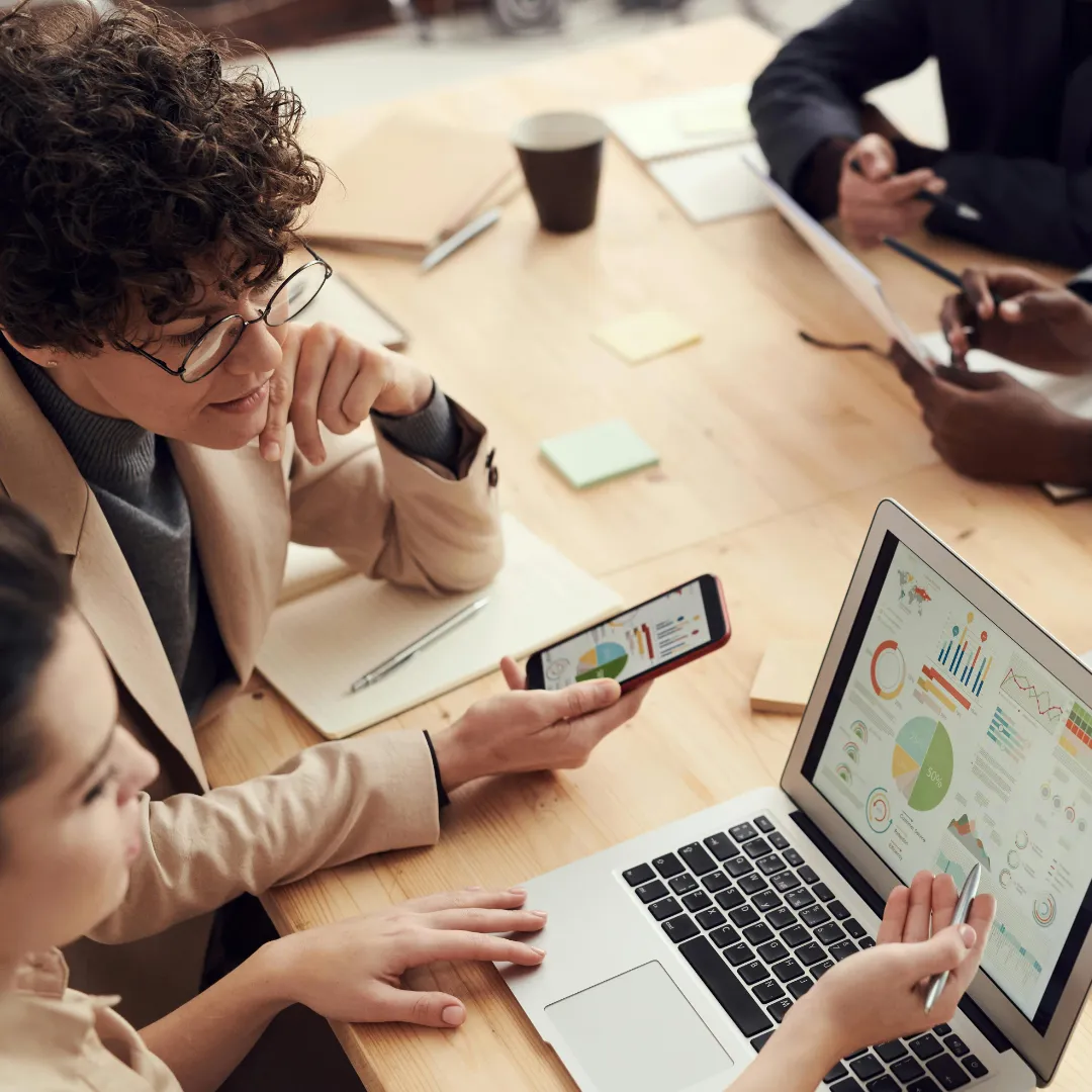 Team analysiert gemeinsam KPI-Dashboards und Business-Daten auf Laptop, Tablet und Smartphone, um datenbasierte Ziele im Customer Relationship Management zu definieren und Geschäftsprozesse gezielt zu optimieren. Quelle: fauxels@Pexels