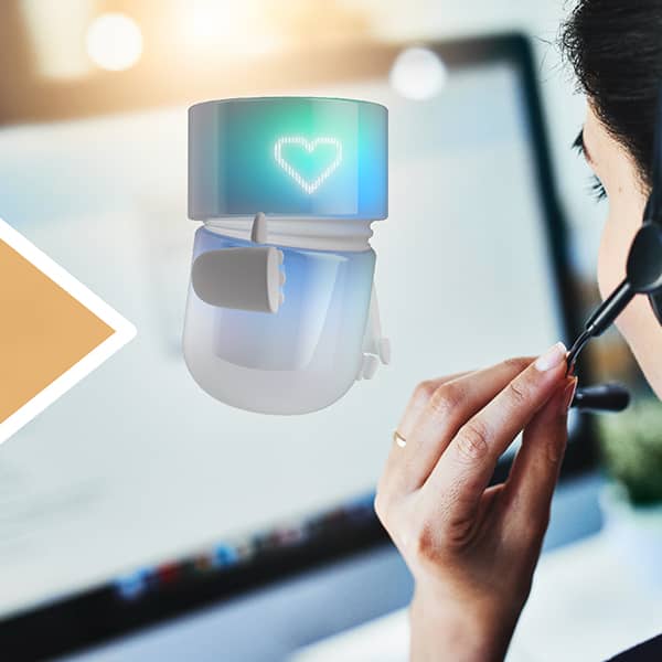 Kundendienst-Mitarbeiterin mit Headset vor einem Bildschirm im Gespräch, daneben der blaugrüne BSI Companion mit leuchtendem Herzsymbol auf dem Display.