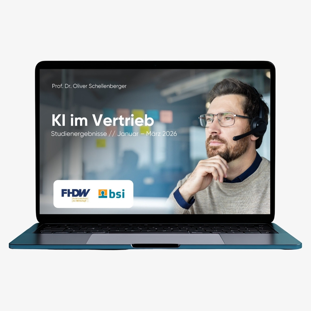 Laptop mit dem Cover der Studie «KI im Vertrieb» von Prof. Dr. Oliver Schellenberger für Januar bis März 2026. Mann mit Headset im modernen Office symbolisiert AI-gestützten Vertrieb und Customer Relationship Management. Logos von FHDW und BSI auf dem Bildschirm.
