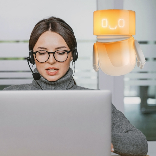 Kundenberaterin am Laptop mit Headset, unterstützt vom BSI Companion –AI-basierter Assistent für die Kundenberatung in der BSI Customer Suite.