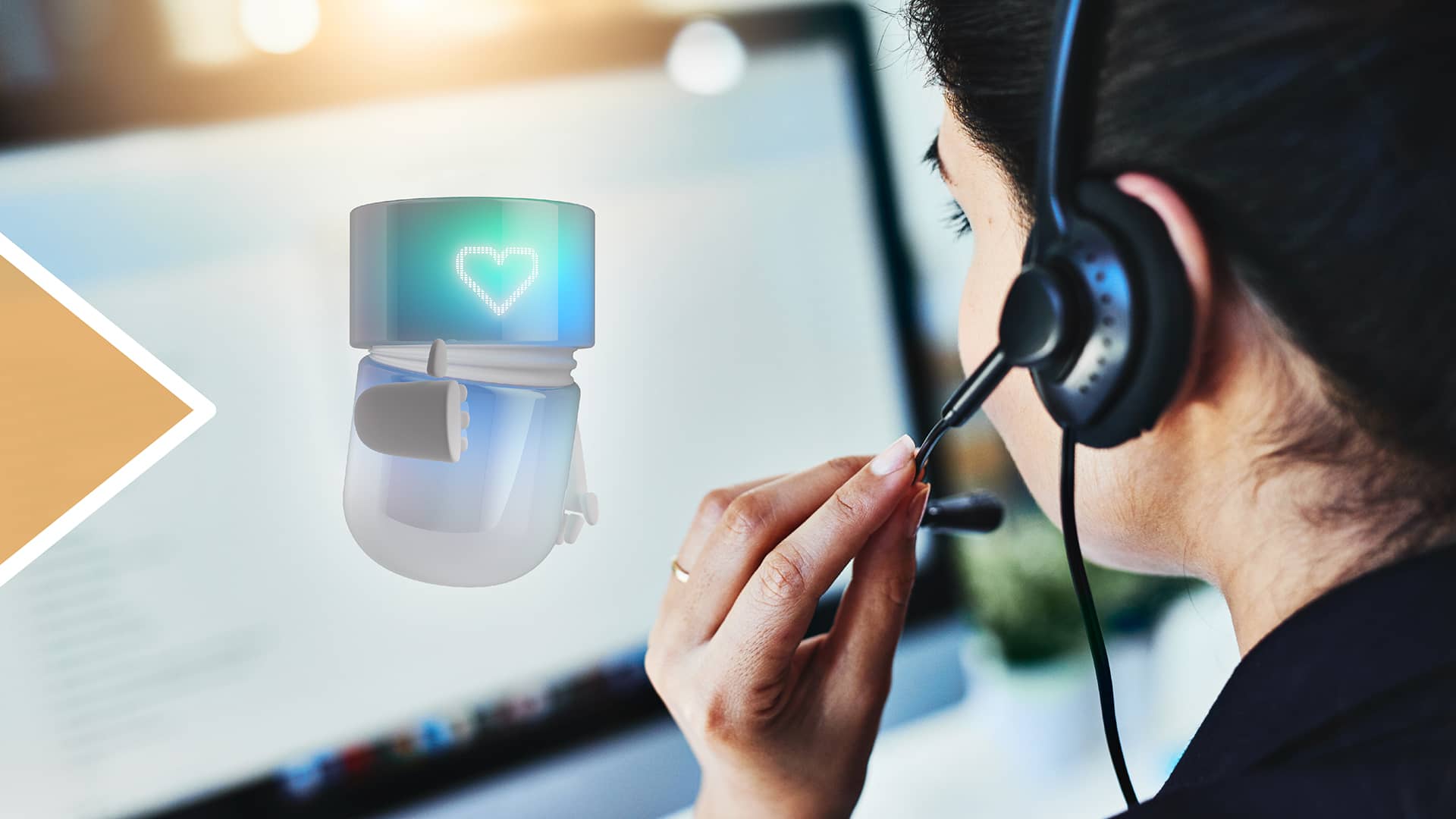 Kundendienst-Mitarbeiterin mit Headset vor einem Bildschirm im Gespräch, daneben der blaugrüne BSI Companion mit leuchtendem Herzsymbol auf dem Display.