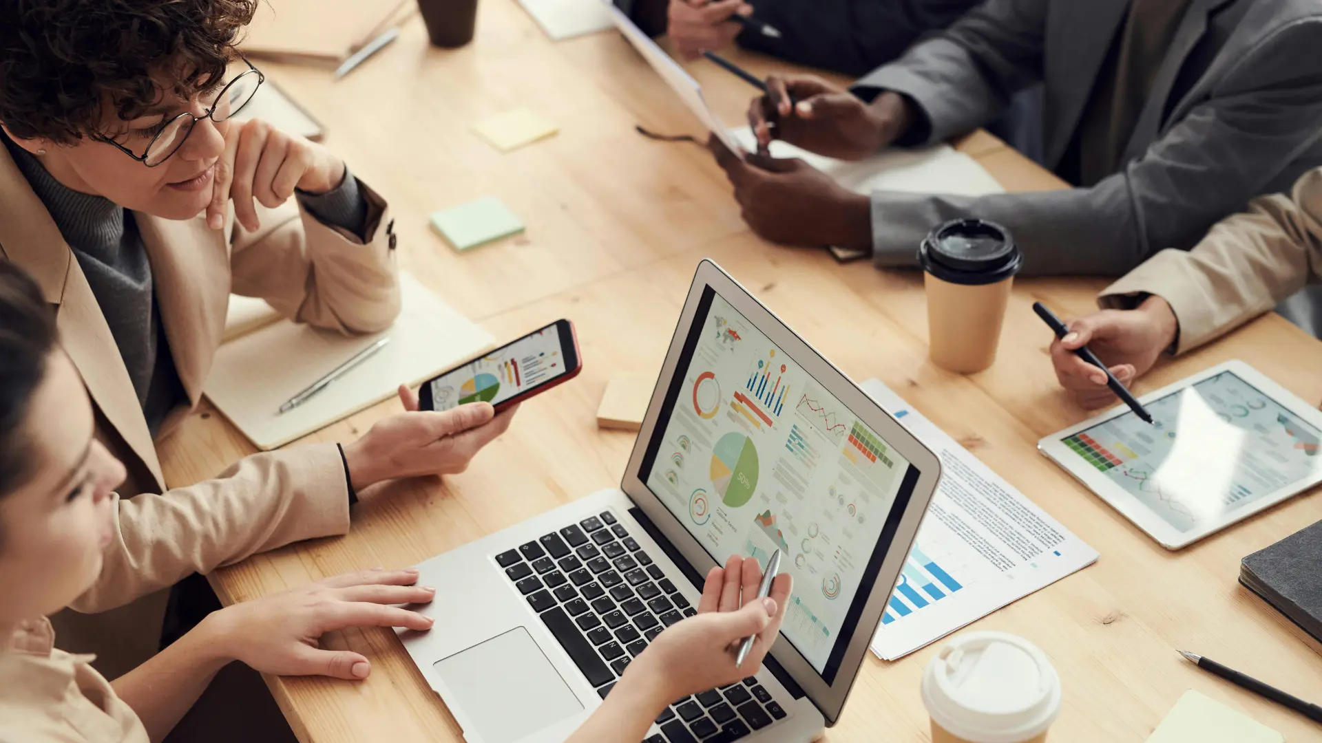 Team analysiert gemeinsam KPI-Dashboards und Business-Daten auf Laptop, Tablet und Smartphone, um datenbasierte Ziele im Customer Relationship Management zu definieren und Geschäftsprozesse gezielt zu optimieren. Quelle: fauxels@Pexels