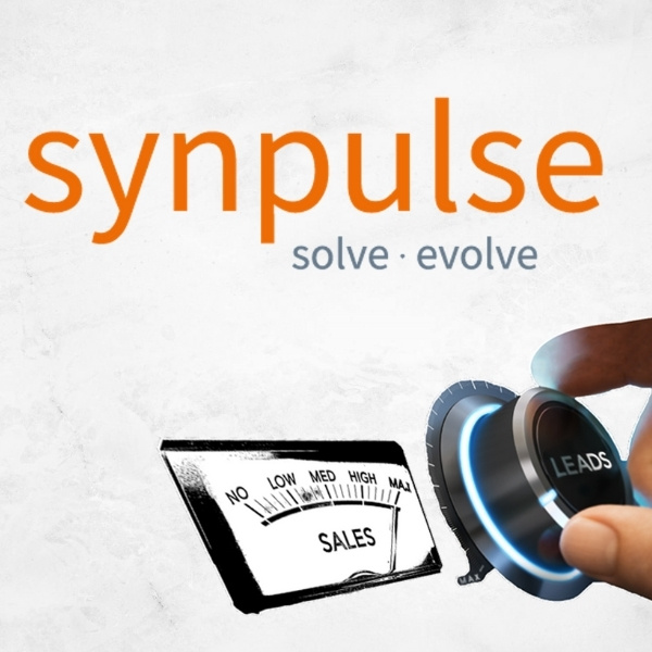 Logo von Synpulse mit dem Claim «solve · evolve» sowie einer Hand, die einen «Leads»-Regler aufdreht. Daneben ein Zähler, der steigende Verkaufszahlen («Sales») anzeigt – Partner von BSI Software.